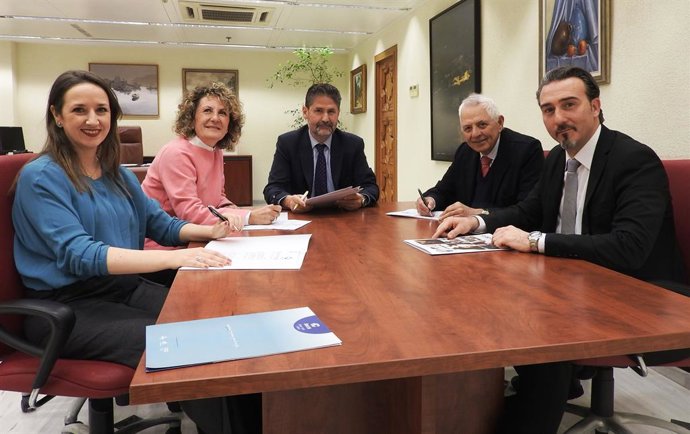 Cañadilla (centro) y Luque (dcha.) durante la firma