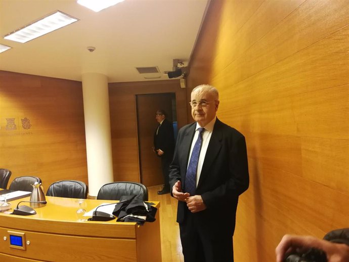 Rafael Blasco antes de comparecer en la comisión de Les Corts que investiga el c
