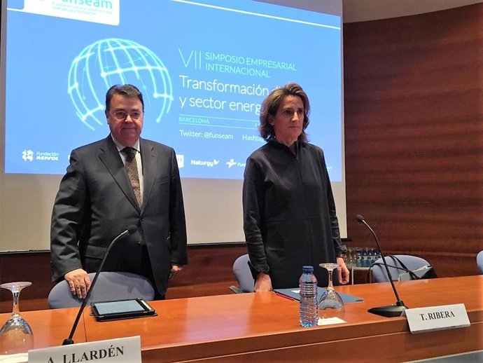 El president d'Enagás i de Funseam, Antonio Llardén, i la ministra per a la Tran
