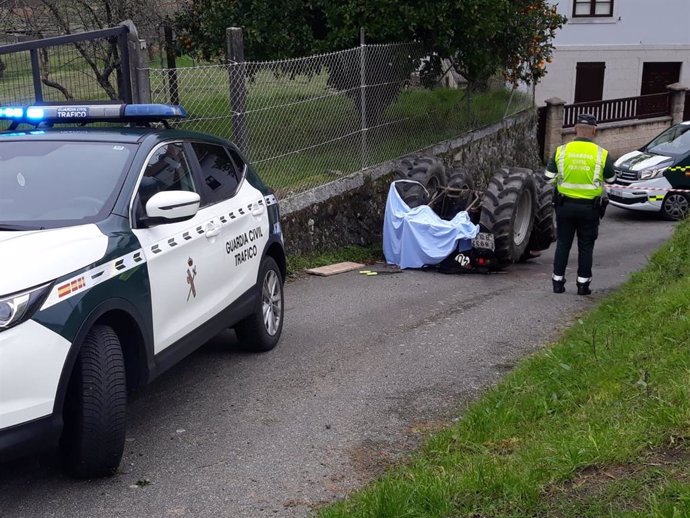 Muere un pctogenario al volcar un tractor agrícola en Valga (Pontevedra).