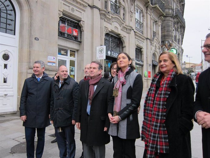 La ministra Reyes Maroto visita Vigo en compañía de Abel Caballero y otros miemb