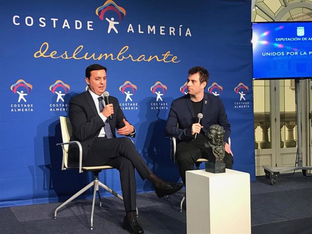 El cineasta José Herrera, con su premio Goya, en la Diputación de Almería.