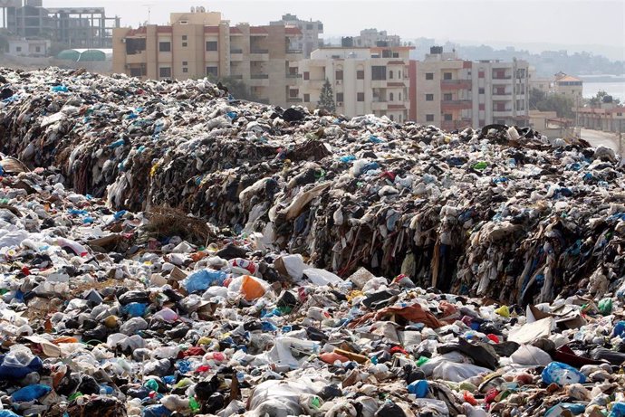 Montañas de basura en Jiyeh,al sur de la capital de Líbano, Beirut