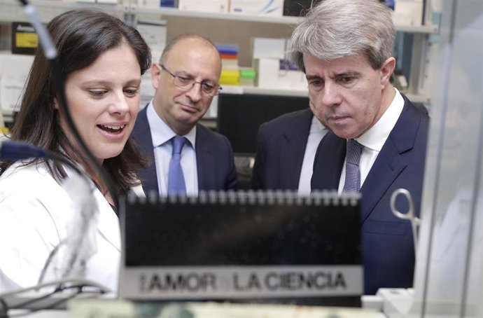 GARRIDO VISITA EL LABORATORIO DE BIOPSIA LÍQUIDA DEL HOSPITAL PUERTA DEL HIERRO
