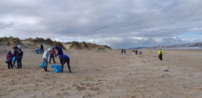 Voluntarios recogen residuos de las playas cántabras