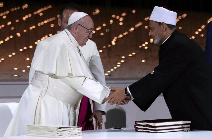 El Papa Francisco y el Gran Iman de al Azhar se dan la mano