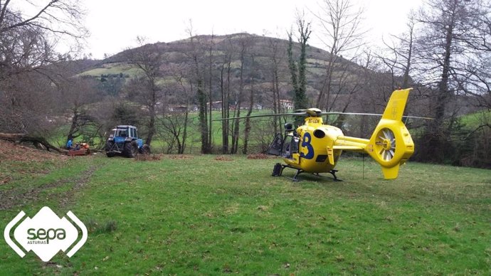 Efectivos del SEPA rescatan y trasladan al HUCA en helicóptero a un hombre en Sa