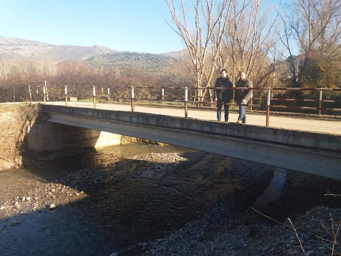 Mármol y Onieva en un puente sobre el río Zagrilla
