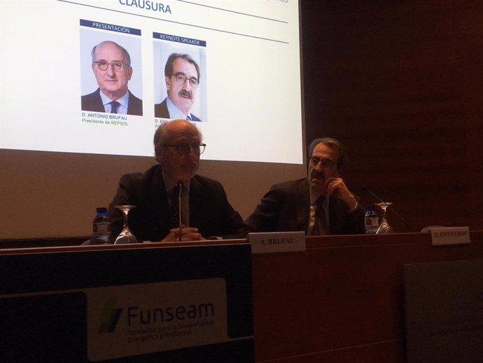 El presidente de Repsol, Antonio Brufau, y el presidente de Analistas Financiero