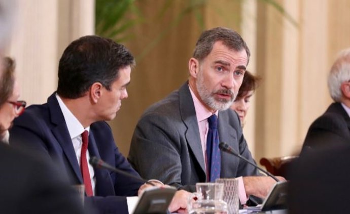 El Rey Felipe VI junto al presidente del Gobierno, Pedro Sánchez