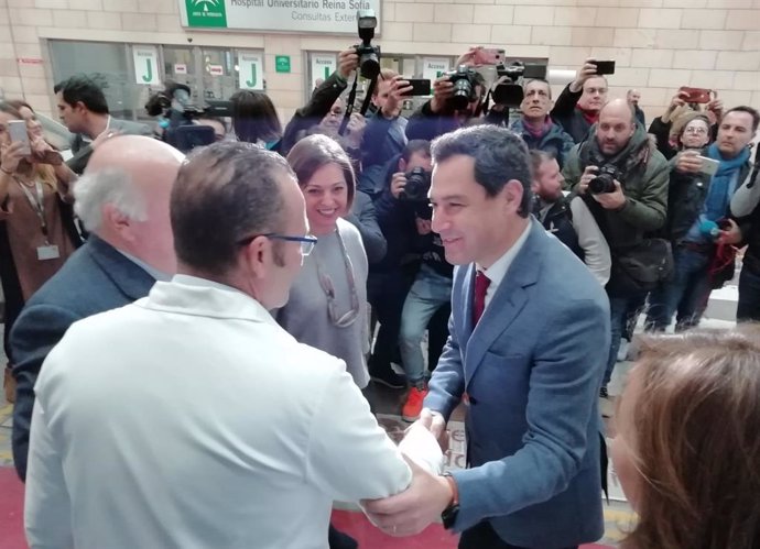 Moreno, junto a la alcaldesa de Córdoba y el consejero de Salud, a su llegada al