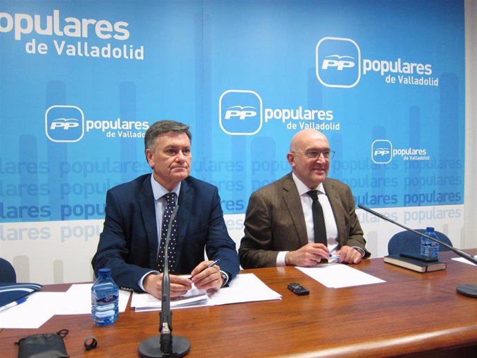 Vázquez (i) y Carnero (d) en rueda de prensa en la sede del PP de Valladolid