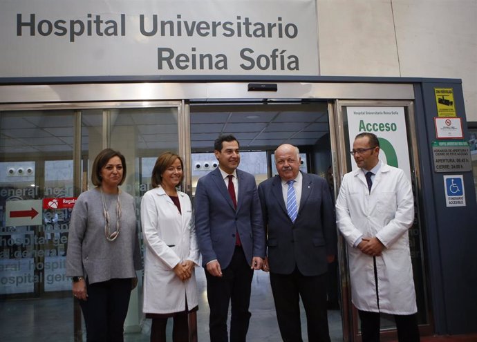 Moreno (centro), con Ambrosio(izda.), Aguirre y responsables del Reina Sofía