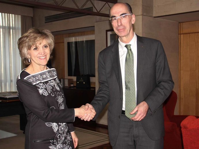La ministra de Sanidad, María Luisa Carcedo, y el conselleiro de Sanidade, Jesús