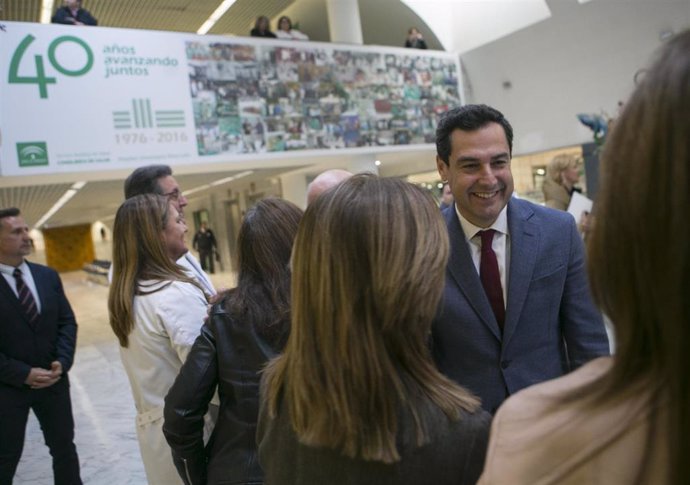 El presidente de la Junta de Andalucía, Juanma Moreno, visita el Hospital Univer