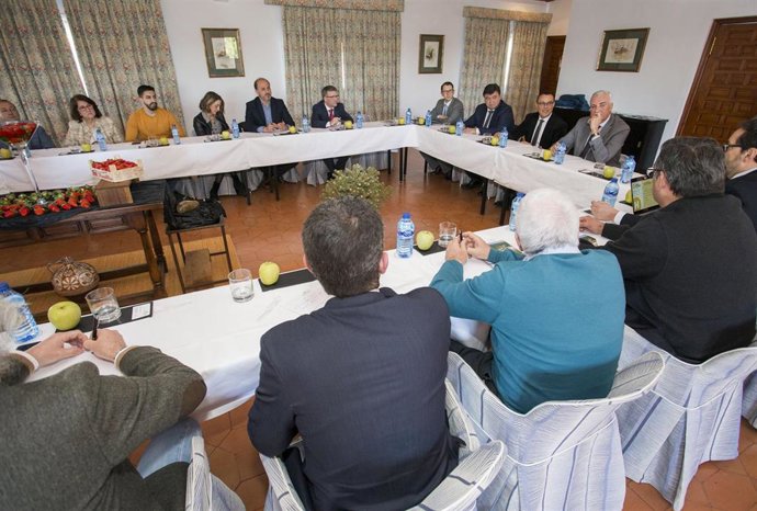 Empresarios del sector turístico junto a autoridades.