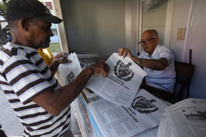 Un hombre lee el borrador de la nueva Constitución de Cuba