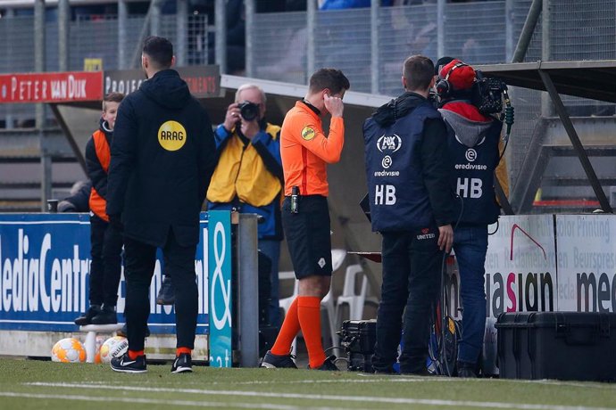 Consulta del VAR durante un partido de la Eredivisie holandesa