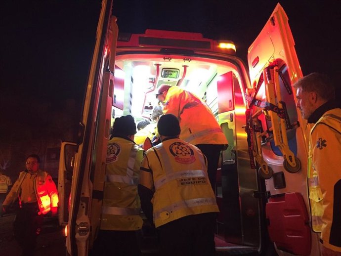 Efectivos del Samur-Protección Civil atienden a un motorista herido