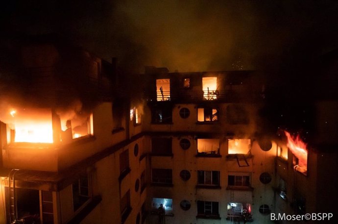 Fuego en un edificio residencial en el oeste de París
