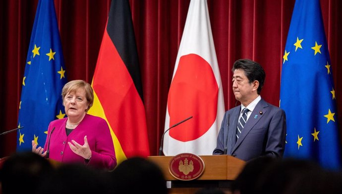 Merkel con el primer ministro japonés en Tokio