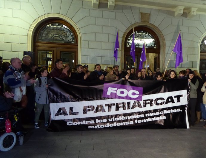 La Concentración  A Las Puertas Del Ayuntamiento De Sabadell