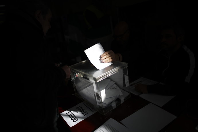 Referéndum de taxistas en el aeropuerto Adolfo Suárez Madrid-Barajas para decidir sobre la continuidad de la huelga