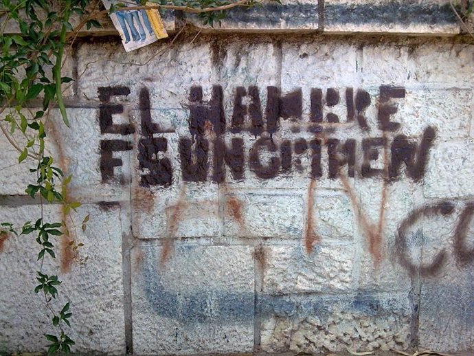Pintada "El hambre es un crimen" en un muro