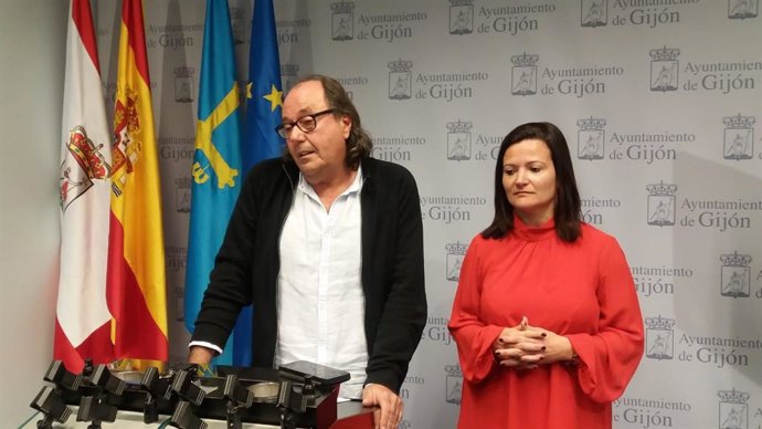 LORENA MONTES NOSTI, FUTURA EDIL DE XIXÓN SÍ PUEDE, JUNTO AL PORTAVOZ DEL GRUPO 