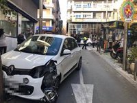 Herido tras chocar un vehículo contra un quiosco de venta de cupones en el centro de Jaén