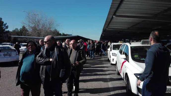 Largas colas de taxistas en la T4 de Barajas para votar en el referémdum de la h