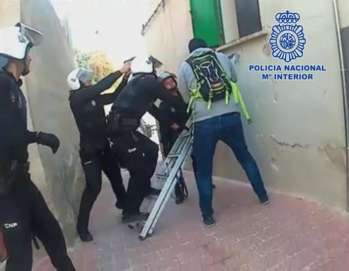 Policía Nacional desmantela un punto de venta de droga en los barrios altos de L