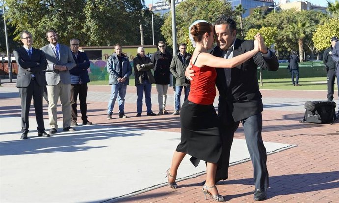 Muestra baile tango en la calle