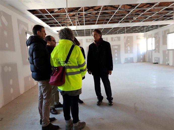 El alcalde, en su visita a la nueva Casa de las Asociaciones.