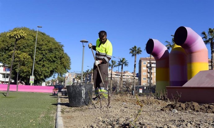 Trabajos en zonas verdes, parques, trabajador en parque de Murcia