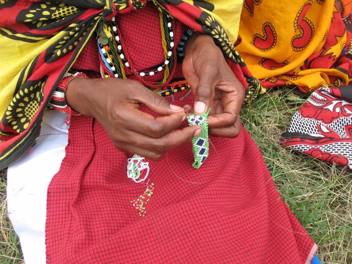 Mujer masai del Proyecto Pulseras Masai contra la Mutilación Genital Femenina