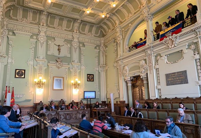 Banderas venezolanas en el Pleno del Ayuntamiento de Valladolid