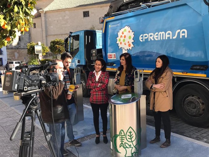 Pozuelo (izda.) y Cañete (centro), junto a los contenedores soterrados