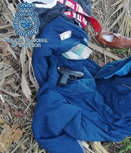 Ropa y pistola del presunto atracador de una oficina de Correos en Écija