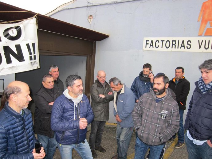 Representantes sindicales y trabajadores a las puertas de Vulcano