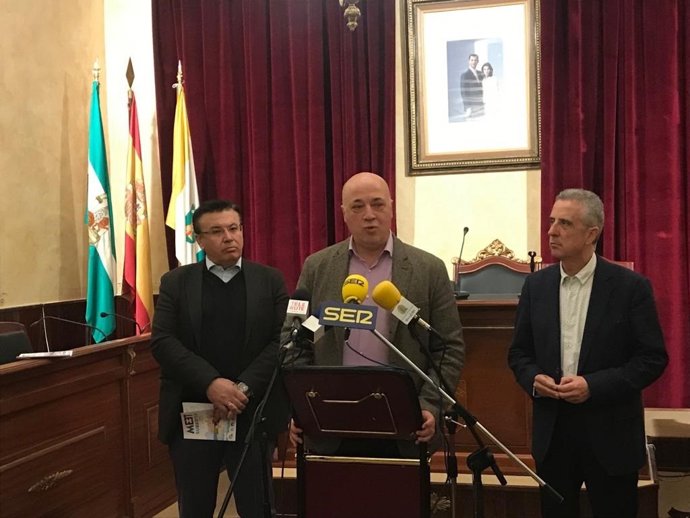 Antonio Ruiz, entre Juan Pérez (dcha.) y Lope Ruiz, presenta los datos turístico