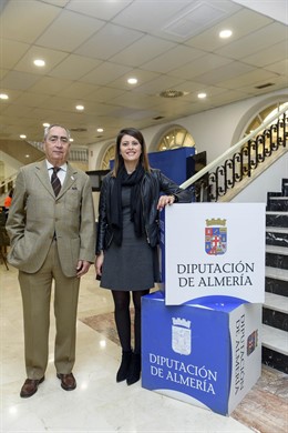 La diputada Ángeles Martínez y presidente de AECC Almería, Francisco Balcázar.
