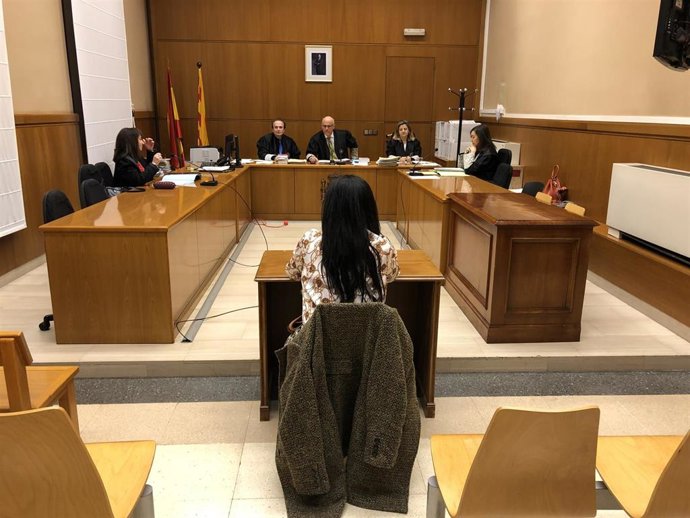 Juicio a una funcionaria de justicia por coacciones y falsificación