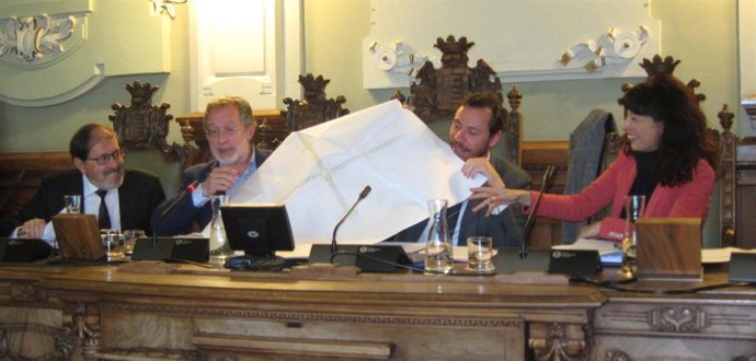 Manuel Saravia muestra un Plano en el Pleno del Ayuntamiento de Valladolid