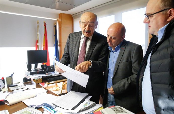 Despacho Del Consejero El Consejero De Obras Públicas Y Vivienda, José María Maz