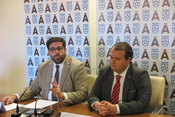 El presidente de la Diputación de Ávila, Jesús Manuel Sánchez Cabrera, y el dipu