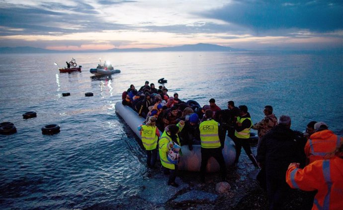 Un grupo de refugiados llega desde Turquía cruzando el Egeo a una isla griega