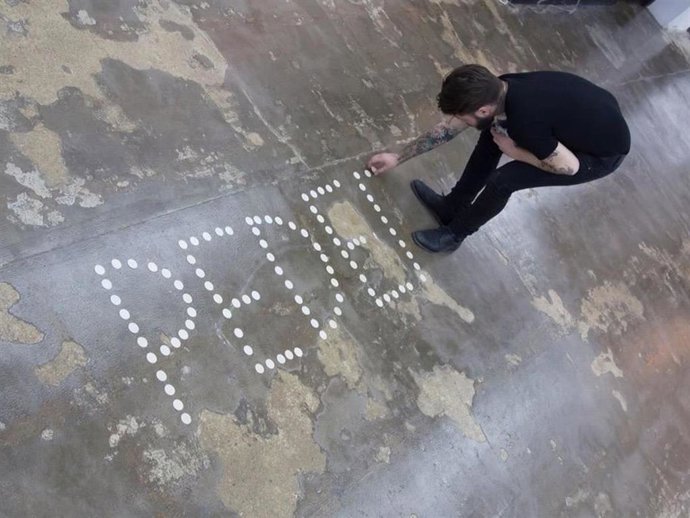 Obra de Abel Azcona expuesta en Pamplona