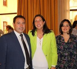 Ricardo Sánchez, junto a Loles López y Virginia Pérez