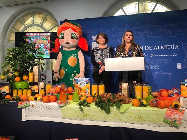Gadorina, la mascota del Día de la Naranja, ha participado en la presentación.